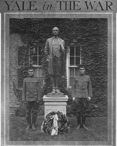 nathan_hale_statue_flanked_by_two_soldiers_yale_university_1917